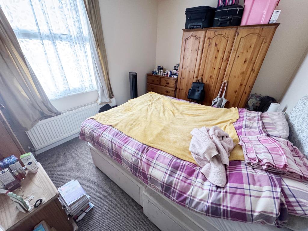 Lot: 95 - TWO-BEDROOM END-TERRACE HOUSE FOR INVESTMENT - Bedroom 1